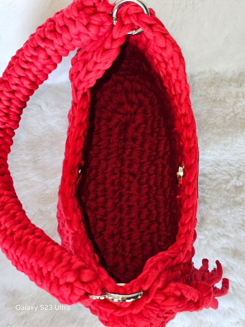 Bolsa vermelha de crochê em fio de malha