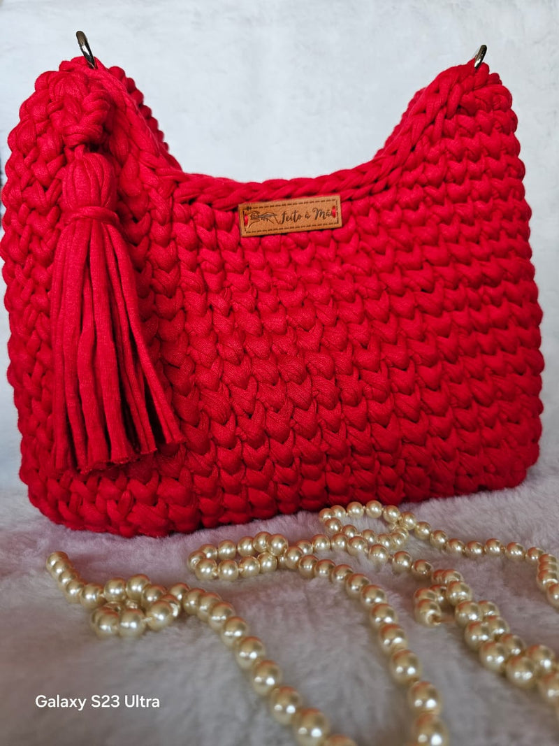 Bolsa vermelha de crochê em fio de malha